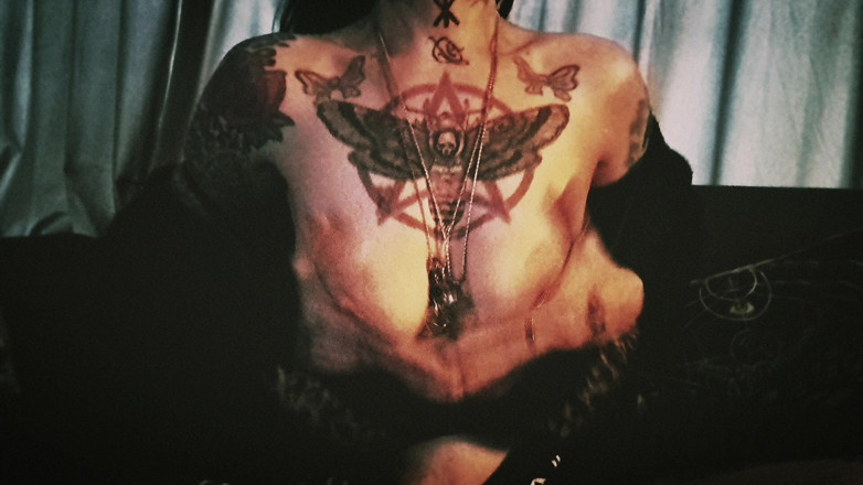 Gothcouple: Brincando com meus peitos tatuados