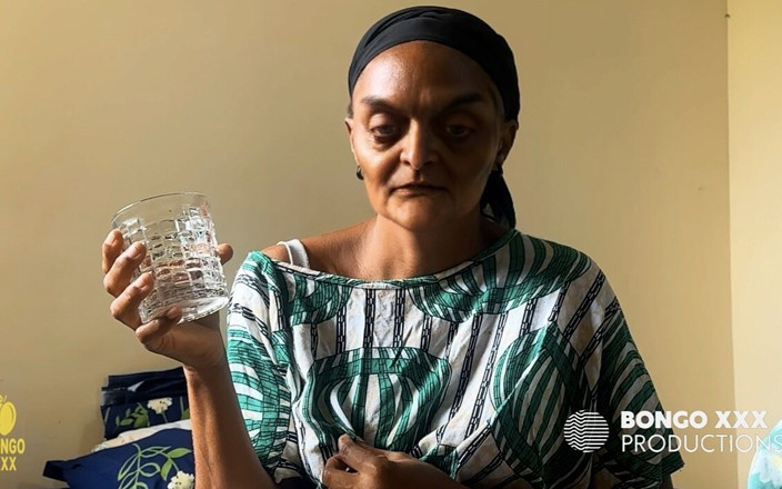 BongoXXX: Mergokin nenekku lagi asik mainin memeknya sambil pura-pura baca buku