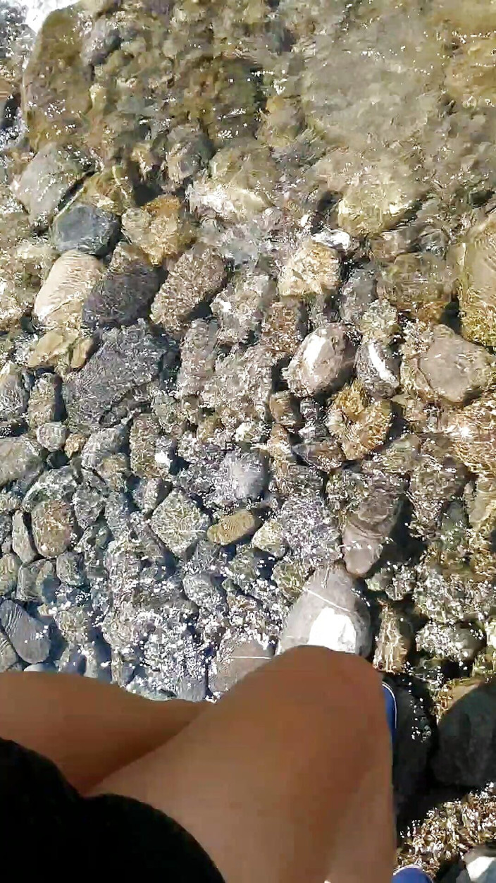 Alexa Cosmic: Nage habillée à Mountain River - baskets, short et t-shirt