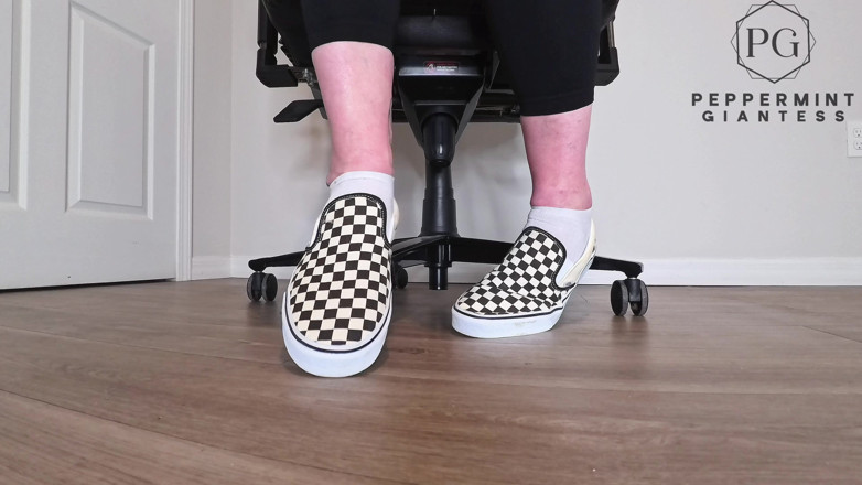 Peppermint Giantess: チェックボードバンでこっそりオフィスの足をじらす - つま先だけのストリップと激しい裸足プレイ視点