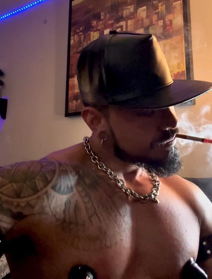 Reds and Muscles: Fuma mi pecho y trabaja mis pezones!