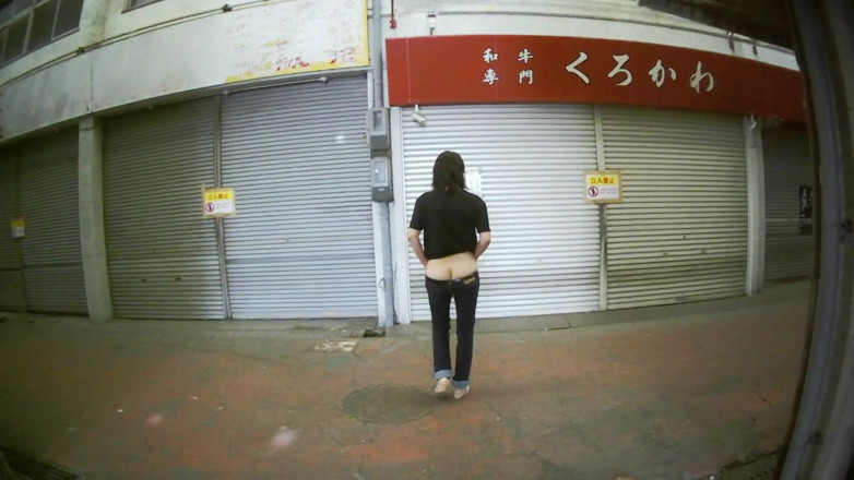 Mayumi Kanzaki: 야외에서 초저층 청바지를 입은 밀프.