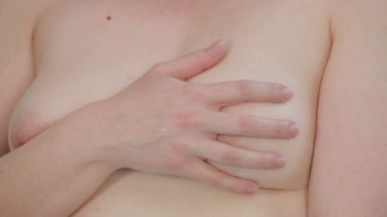 SEXUAL SIN: Une fille de Jacuzzy se masturbe en utilisant son jouet...