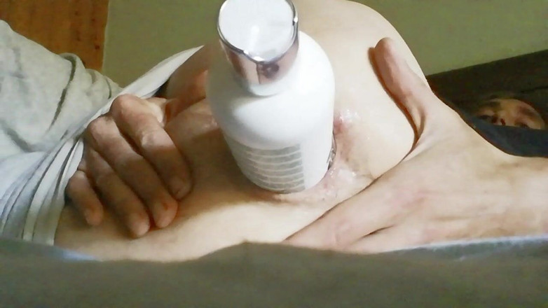 Culopeke: 若い男は彼のベッドで自分自身を楽しませる