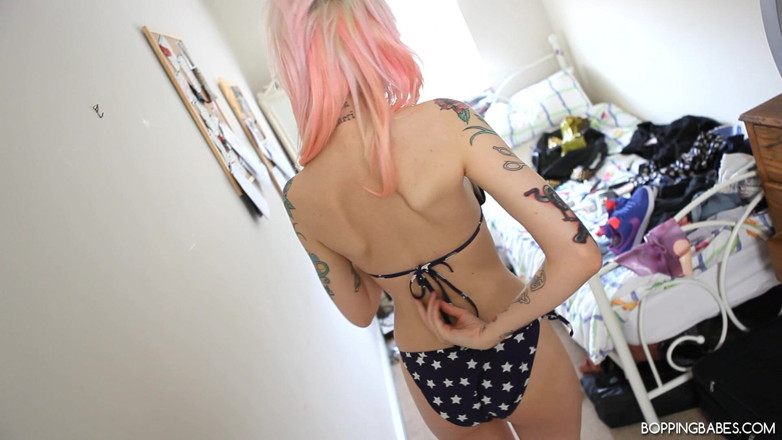 Bopping babes: Minni - Bikini Star
