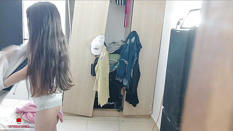 skpro_: 내 옷을 입고 의붓여친을 찾았고 나는 그들을 벗고 내가 그녀에게 사정할 때까지 그녀를 존나게 따먹게 했어