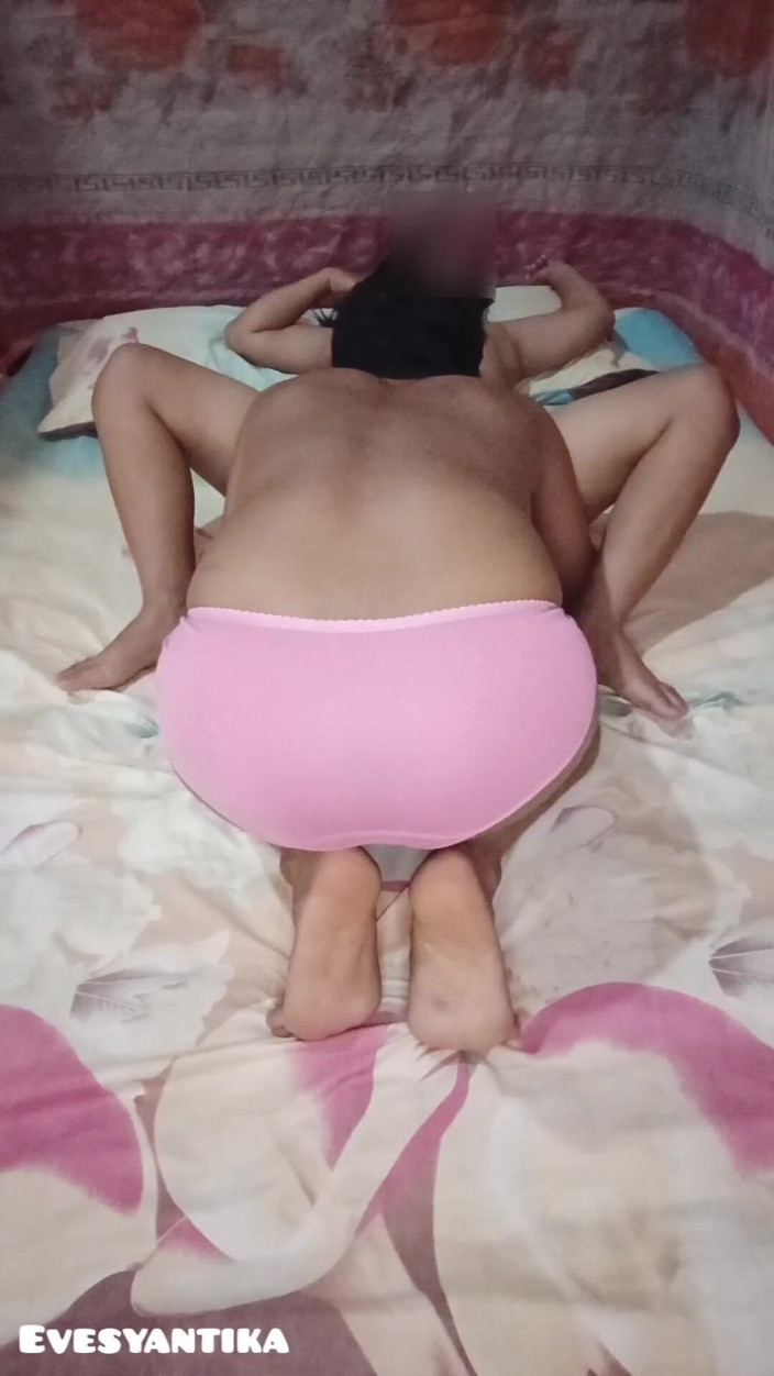 Karinsyantika: 45 minuten een mooie eenzame tante neuken, klaarkomen op haar...