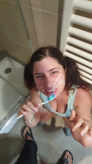 ExpressiaGirl: 愚かな継娘は精液で彼女の歯を磨く、継父は彼女をだました