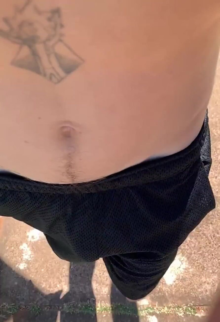 monstromineiro: İç çamaşırı olmayan bir sweatshirt sever misin? Soccer Shorts mu? İlk ortak...