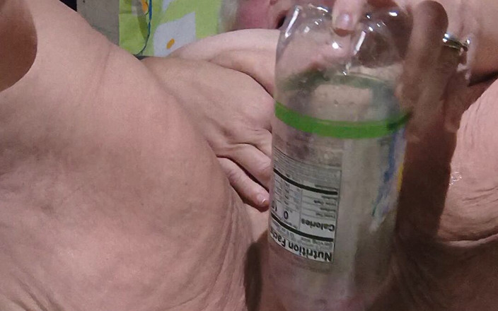 HerculesnVENUS: Putain, elle s’enfile une bouteille