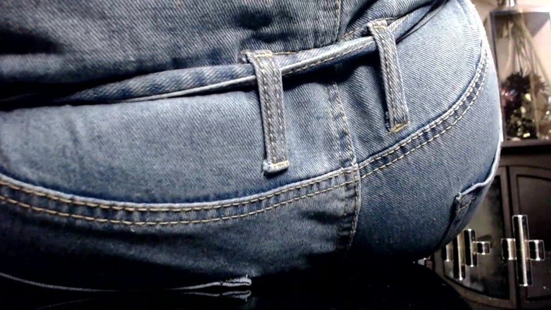 Maeling: Föräldrar förstörda i jeans röv-fyxiation med jätte röv okunnig