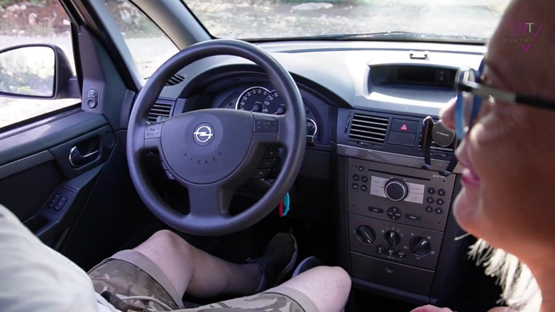 Dirty Tina: Blowjob-quickie im auto!