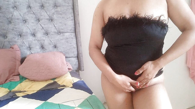 PATY PATY: Jovencita-milf provoceert en nodigt ze uit om fantasieën te vragen