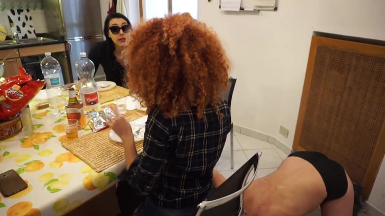 Lady Mesmeratrix Official: 私たちの奴隷はペットのように振る舞うので、私たちが床に落とした食べ物をすべて拾います