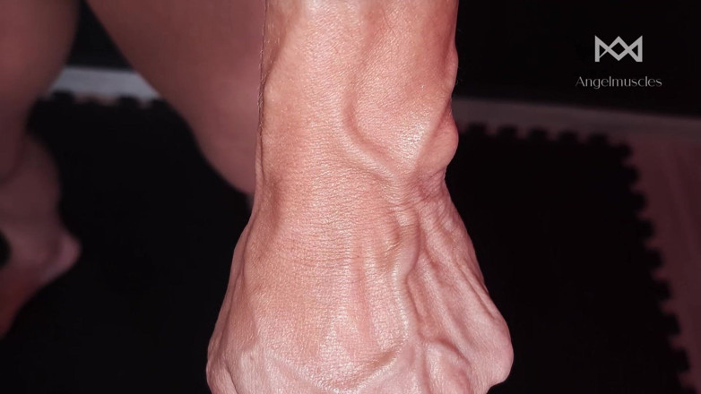 Angelmuscles: POV, ton robot d’entraîneur personnel - le protocole des biceps activé