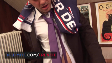 French girls at work: Гарячу брюнетку содомізує футбольний фанат