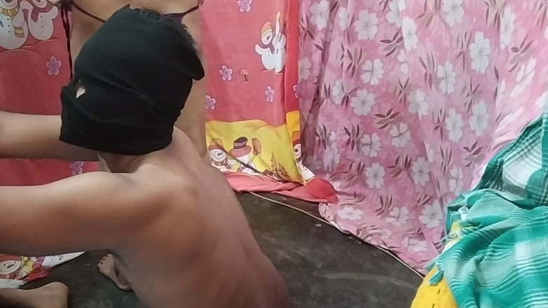 Aakritik346: Hermanastra dando mamada en mi dormitorio