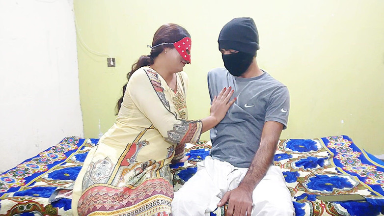 Pakistani CoupleX: Si masturba a pecorina e si scopa duro