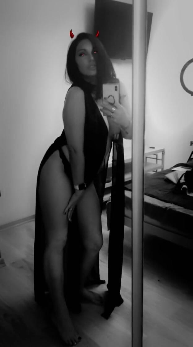 Goddess Misha Goldy: Дивлячись на моє дзеркало