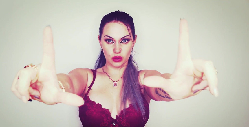 Goddess Misha Goldy: Loser sur mes lèvres !