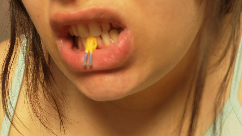 AmayaMori: La ragazza gigantessa scarta una caramella ma è sorpresa perché c'è...