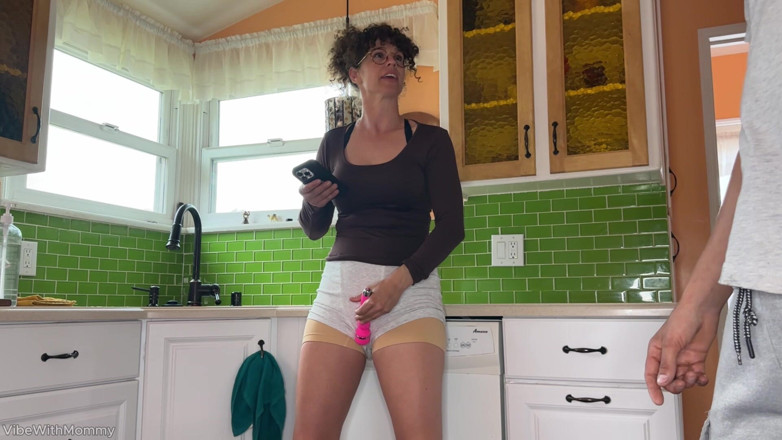VibeWithMommy: Het fru cucks dig över facetime