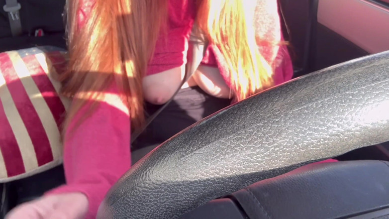 Artemisia Love: Sexy autofahrt mit Artemisia love, während sie ihre großen geilen...