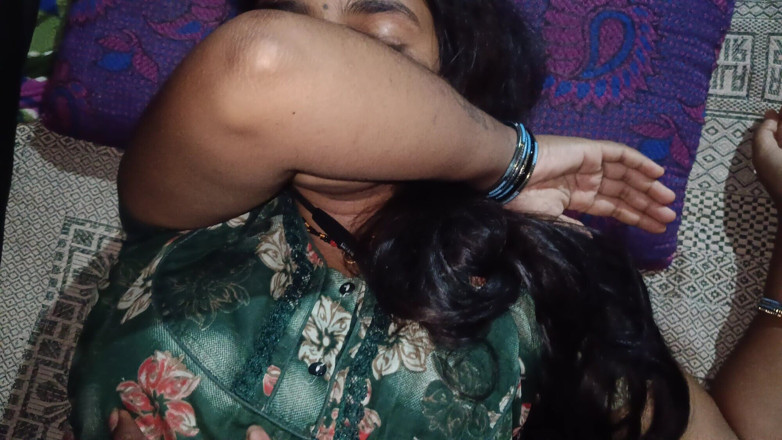 Kavana: Wanita India yang cantik berhubungan seks dengan orang asing