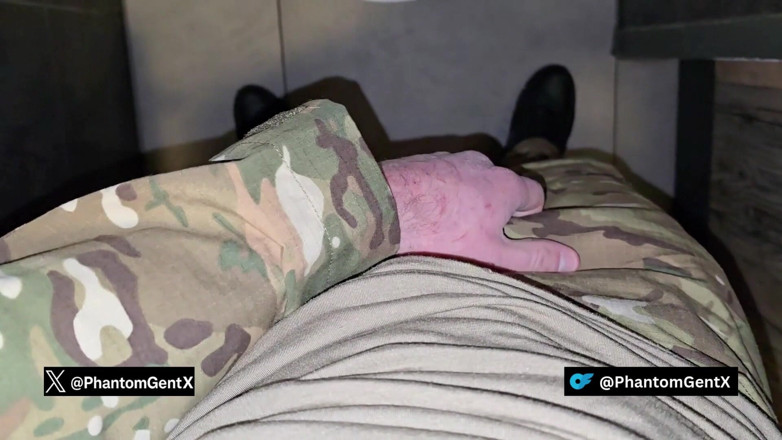 PhantomGentX: Alman asker umumi tuvalette azıyor ve mastürbasyon yapıyor