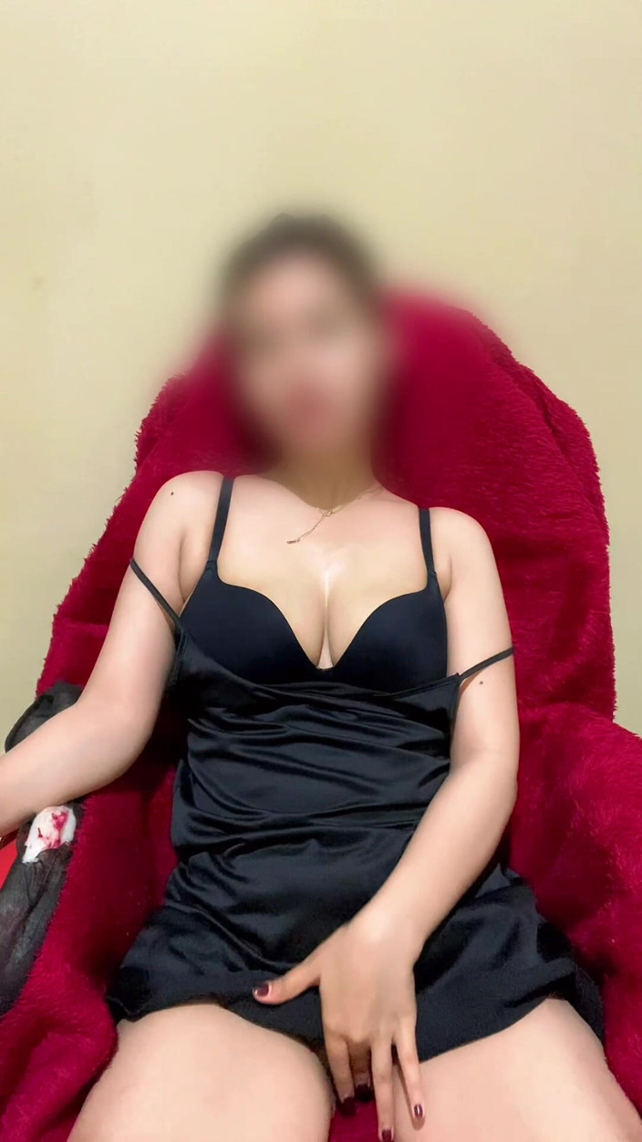 Nadia Archve: Una donna arrapata in reggiseno nero allarga le gambe e...