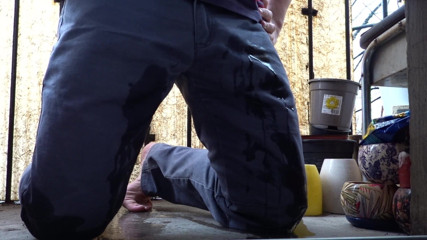 Kinky Guy: Đi tiểu tuyệt vọng trong quần jean trên ban công