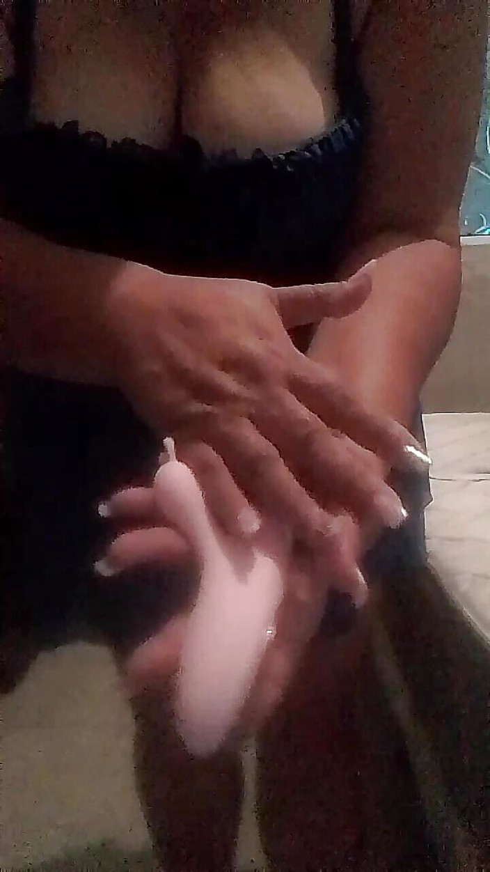 Gloryhot69: Tante seksi ini lagi asik muasin memek sempitnya pakai dildo...