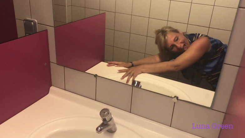 My Wife Luna: Sexo en la ducha de camping