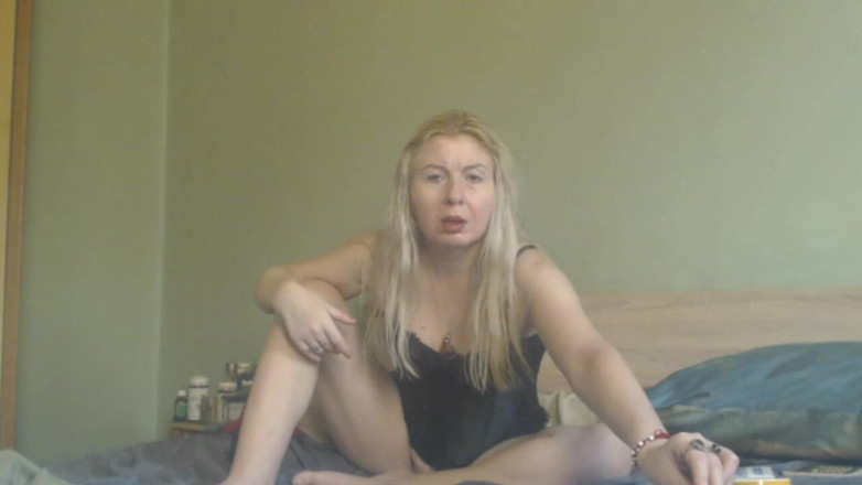 sunshinegoddes: Stiefmoeder met grote sappige kont masturbeert haar natte romige geschoren...