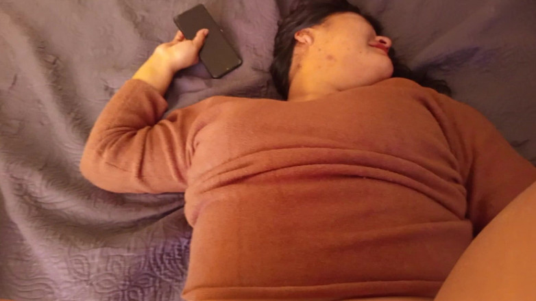 Moo DBOXXX: Prietena mea de la țară vorbește cu iubitul ei în timp ce...