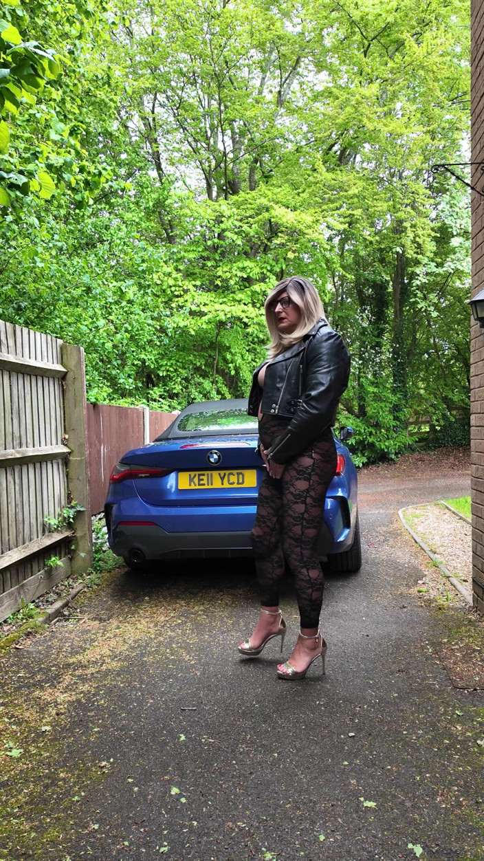 Kellycd2022: Crossdresser Kellycd2022 în jachetă neagră din piele și costum de pisică din...