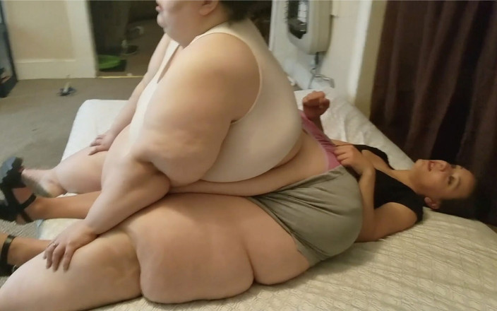Full Weight Productions: Nora joue avec un arc-en-ciel sur le matelas