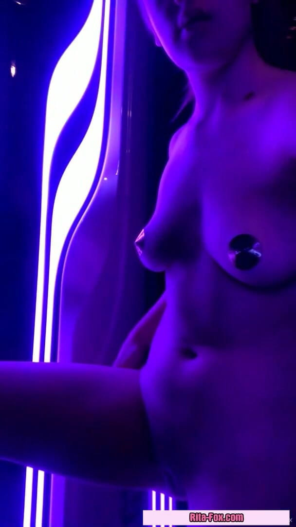SugarNadya: Solaryum güneşlenirken striptiz ve mastürbasyon, benimle gelir misin?