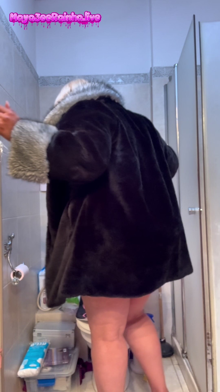 Goddess Maya3ee Rainha: UNE BBW en manteau de fourrure et talons dorés : une...