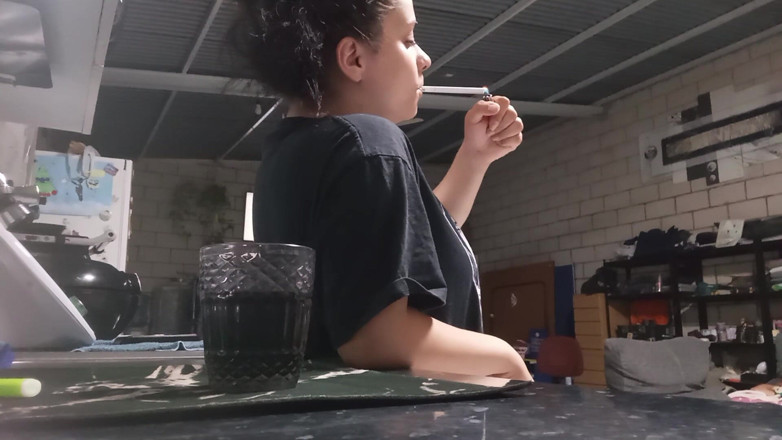 fartingclub01: Pawg gợi cảm hút thuốc lá