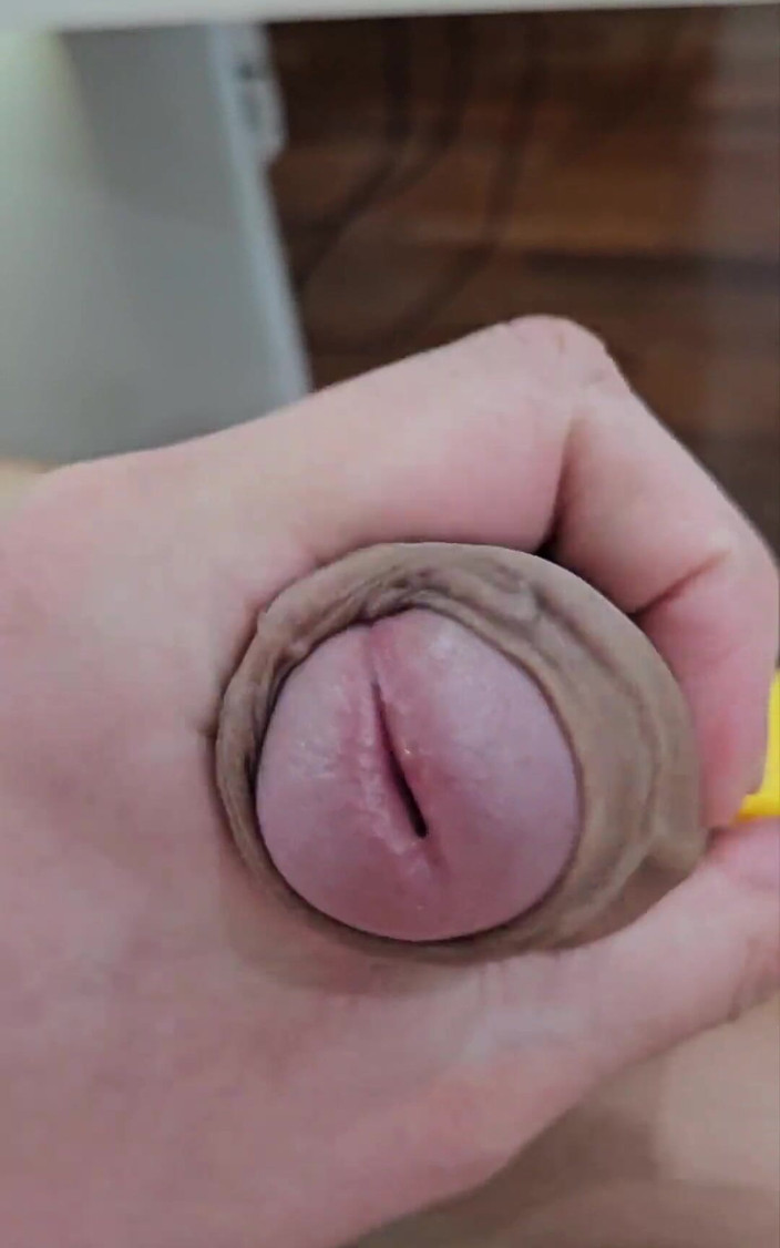 Lkdick8: Junger mann mit einem großen penis wichst