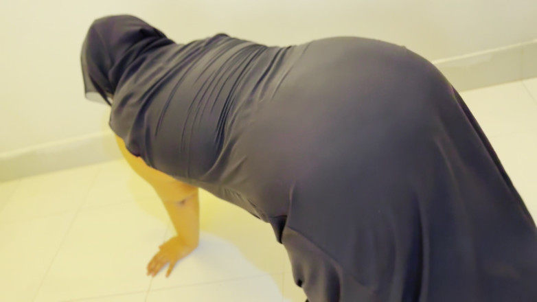 Aria Mia: Tante muslim pantat montok harus ngentot sama burqa dan jilbab,...
