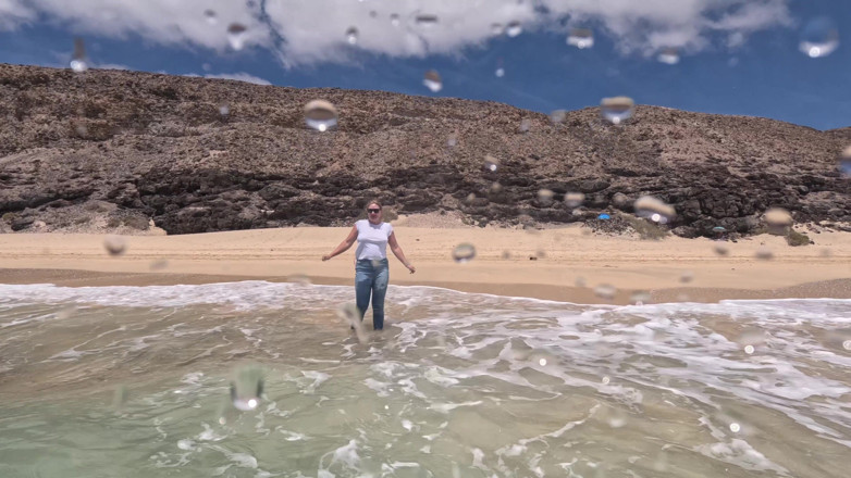 Emma Voyeur: Mädchen Benetzt Jeans Im Meer Und Schwimmt Im Nassen Weißen...