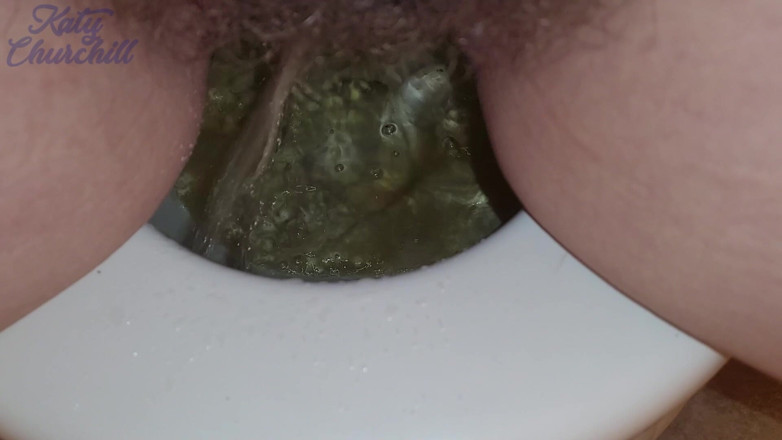 Katy Churchill: Extrême, une chatte poilue pisse dans les toilettes, gros plan