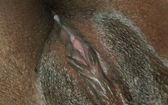 Horny bitch squirt: Sborra sulla figa pelosa nera dopo il massaggio del clitoride