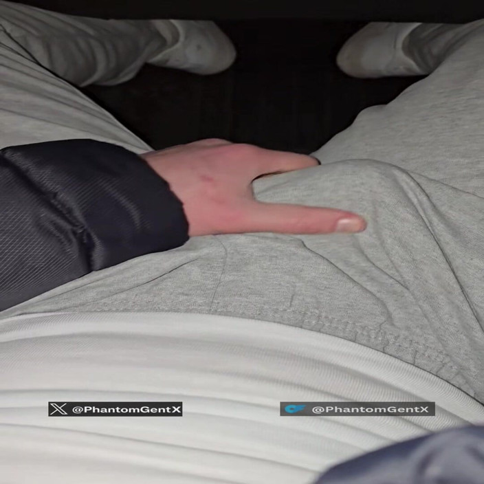PhantomGentX: Alman üvey baba spor salonunda egzersiz yaptıktan sonra gri yarakla azgınca...