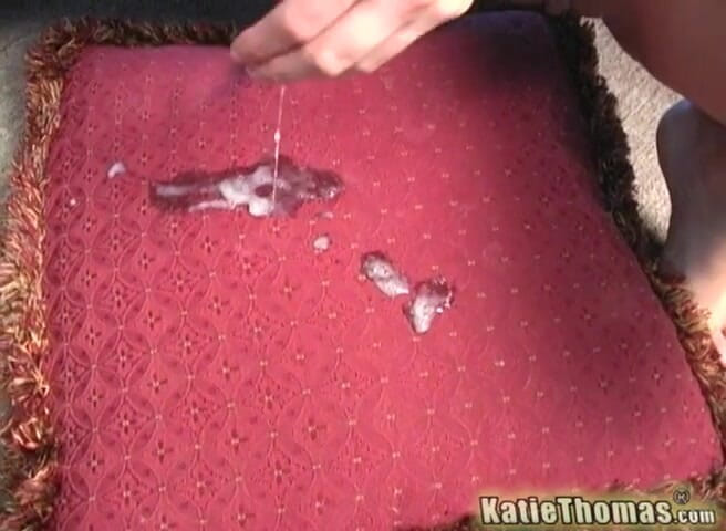 Katie Thomas: Katie Thomas tinha 2 paus pretos grandes cuidando dela