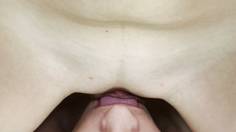 Nipple Stock: Nasse pulsierende vulva gleitet auf der zunge des mannes