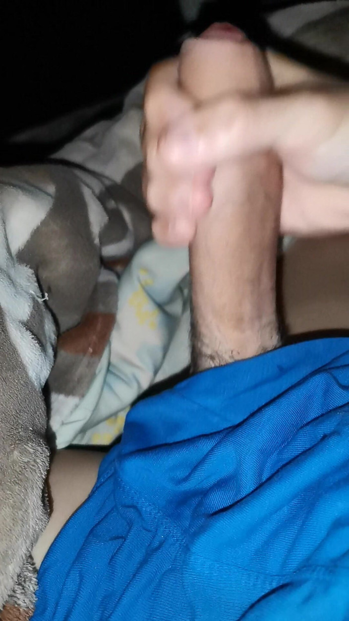 SEXY_GUYBEST: J’ai décidé de me branler rapidement, mais soudainement la batterie...