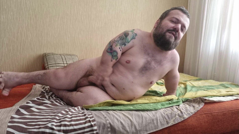 MiniCorgi: Карлик дрочит на кровати, а затем кончает!